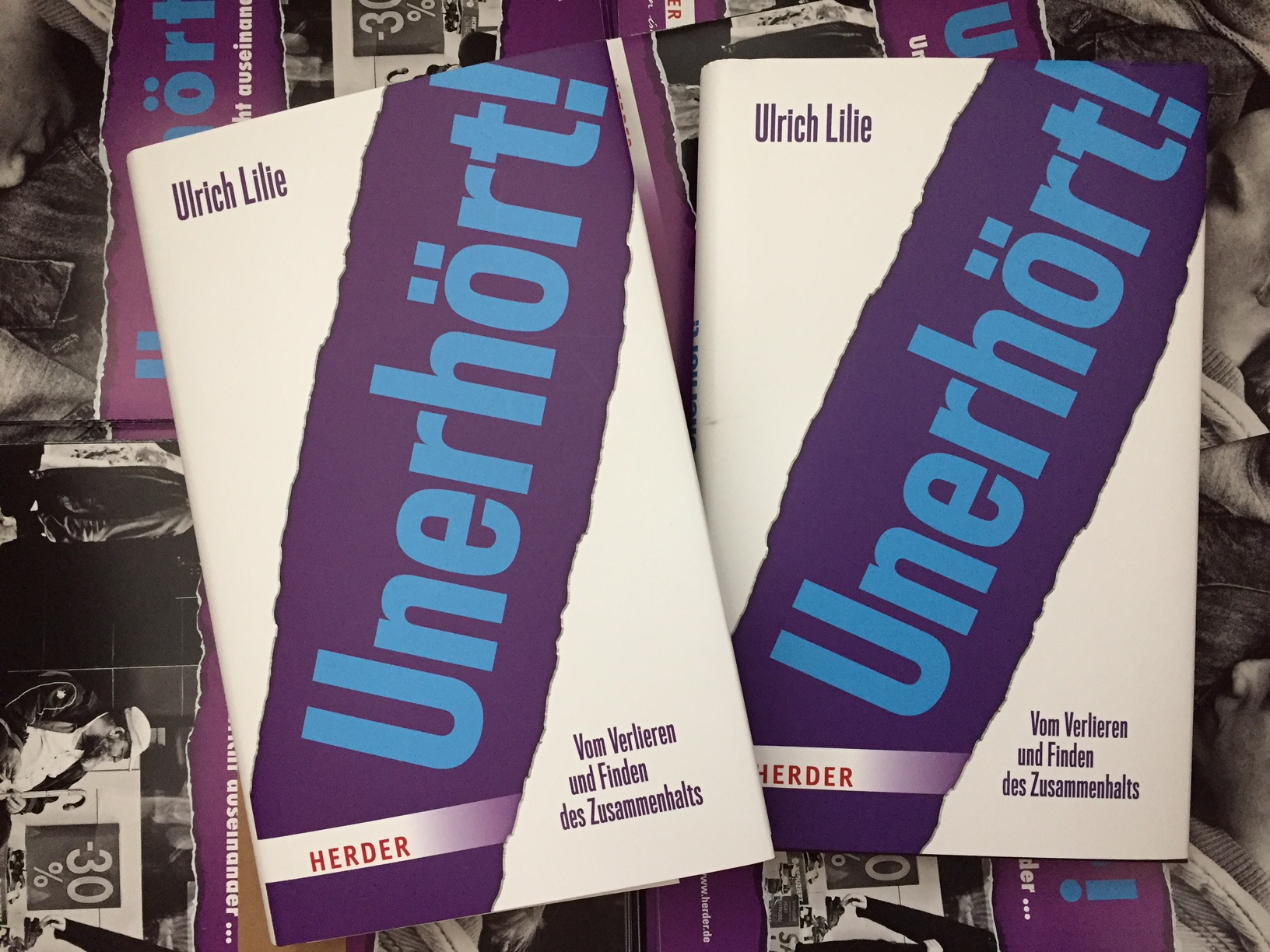 Zwei Exemplare des Buches "Unerhört!" von Ulrich Lilie