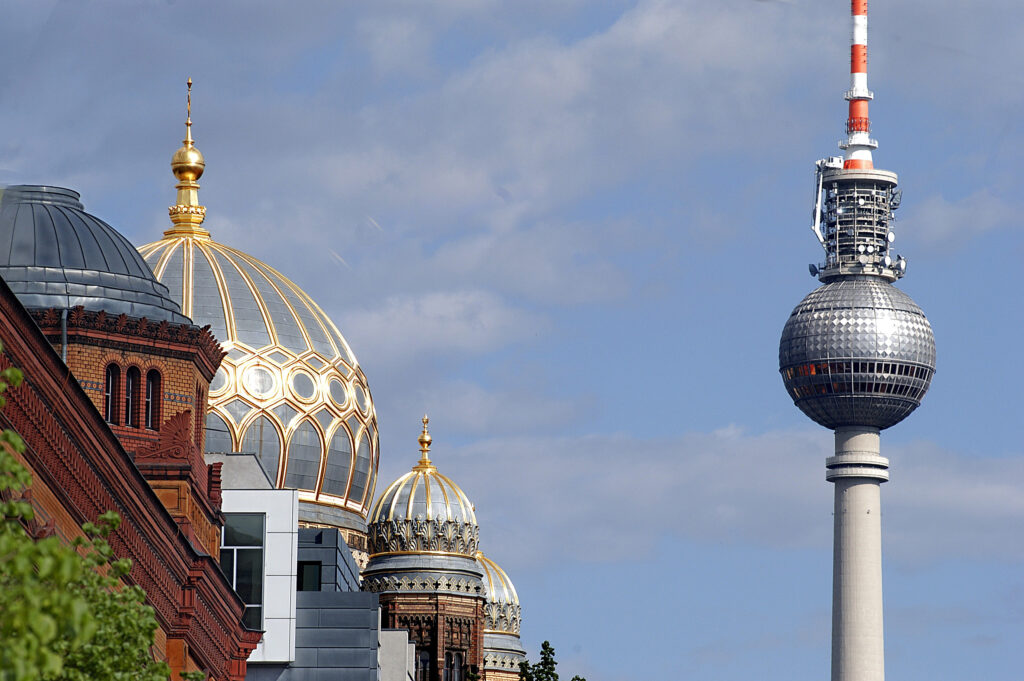 Kuppel der Synagoge und Fernsehturm Berlin