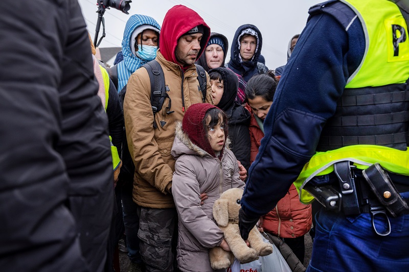 Eine Gruppe Flüchtlinge kommt an der Grenze an