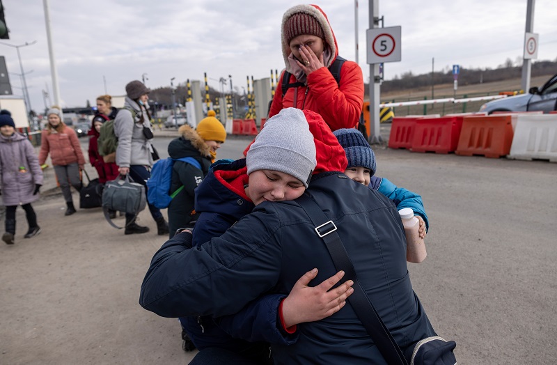 Ukrainische Kinder finden Trost in einer Umarmung